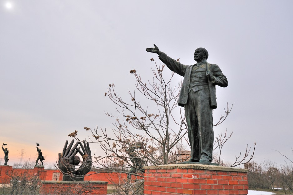 Lenin a cherfluniau eraill yn Szoborpark, Budapest.