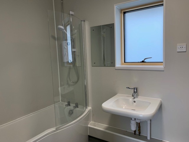 Llun o ystafell ymolchi enghreifftiol