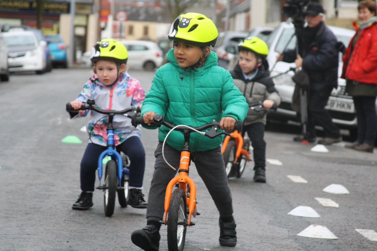Disgyblion yn teithio i'r ysgol ar beiciau.