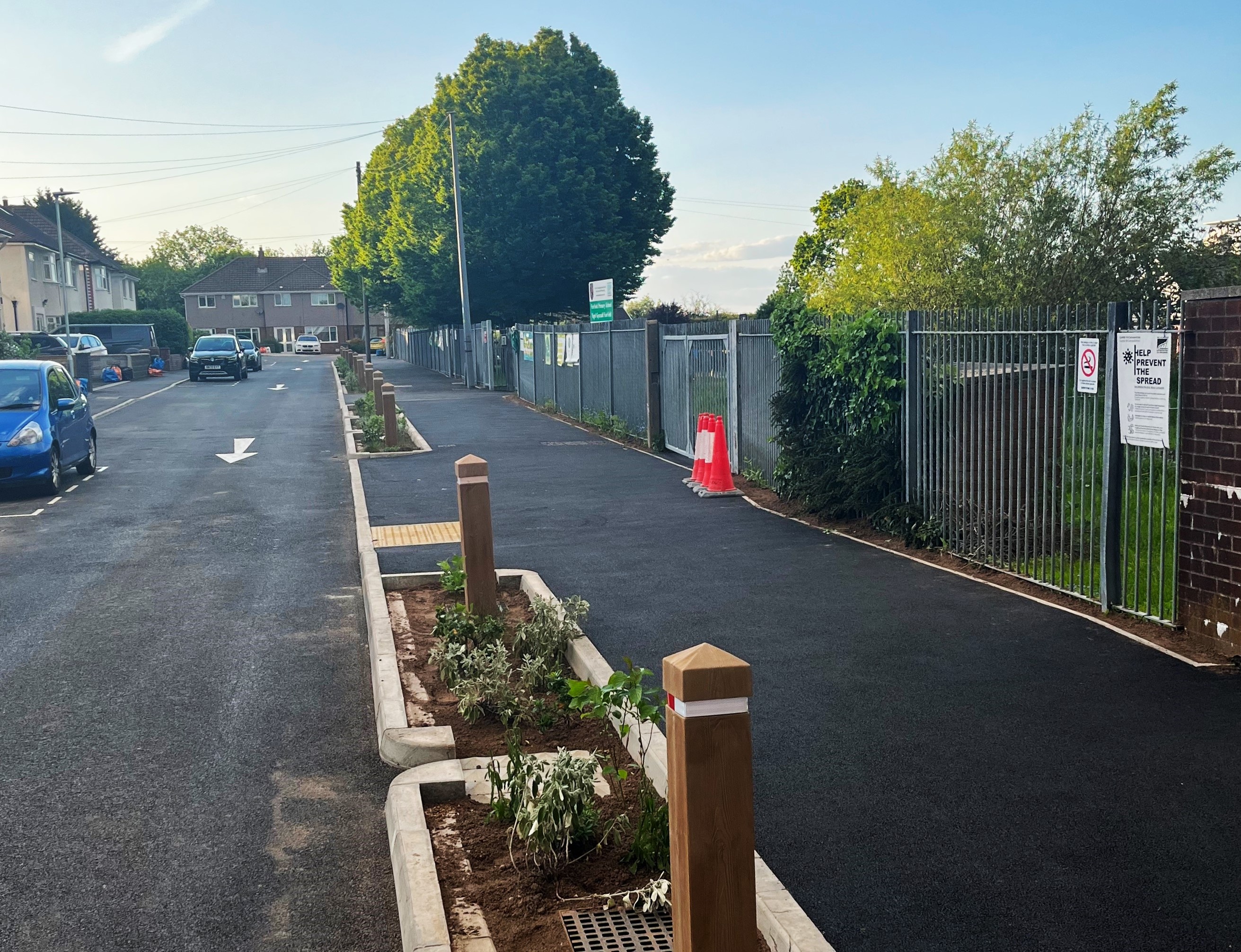 System unffordd, troedffyrdd sydd wedi'u lledu, a gerddi glaw yn Ysgol Fairfield.