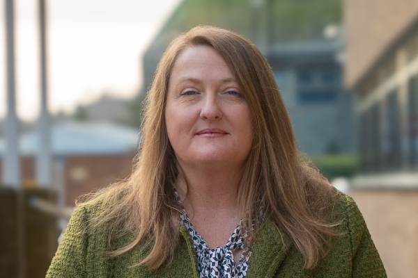 Yr Athro Joanne Davies