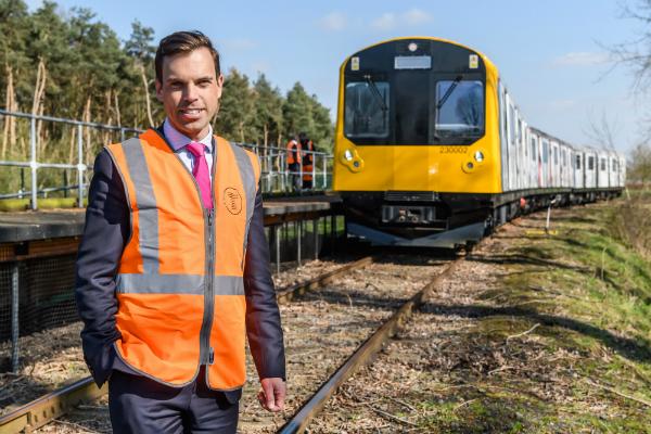 Mae Gweinidog yr Economi a Thrafnidiaeth, Ken Skates, wedi ymweld â'r gwneuthurwr cerbydau rheilffordd Vivarail, i weld trenau newydd Trafnidiaeth Cymru a fydd yn trawsnewid profiad defnyddwyr rheilffyrdd yng Ngogledd Cymru. 