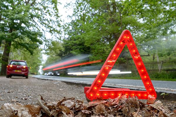 Arloeswyr o Gymru yn gwneud ffyrdd yn Awstralia yn fwy diogel