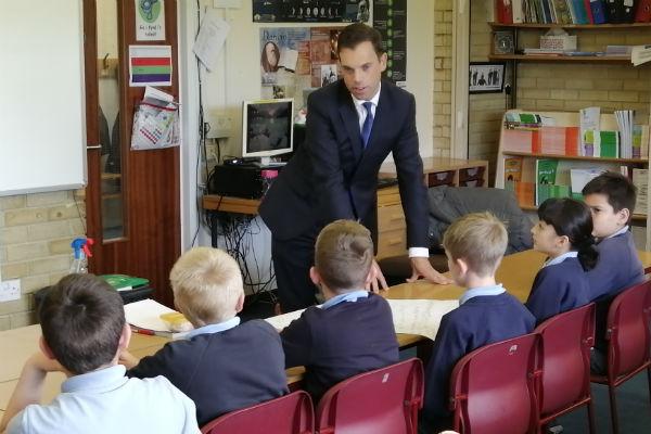 Gweinidog Trafnidiaeth, Ken Skates, yn ystod ymweliad ag Ysgol Gynradd Etholwold yn Shotton