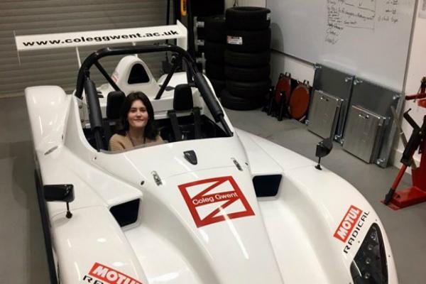 Merch yn ei harddegau o Flaenau Gwent yn gobeithio y bydd cwrs peirianneg cyntaf Cymru yn arwain at ei swydd ddelfrydol