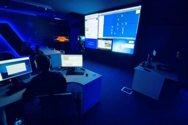 Canolfan seiber NDEC yn neilltuo £1m yn ardal Glynebwy