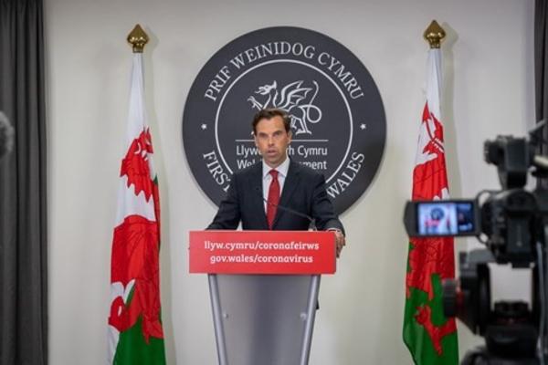 Gwella sgiliau a gwneud pobl yn fwy cyflogadwy yn hanfodol i economi Cymru