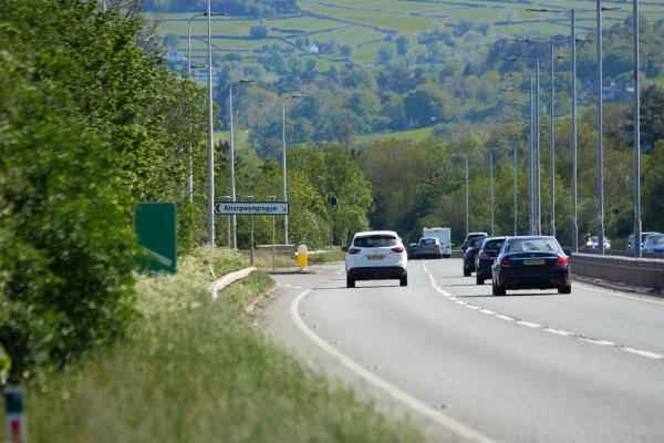 Cynllun £30 miliwn yr A55 yn symud ymlaen