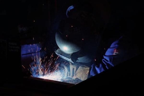 Y Gronfa Cadernid Economaidd yn rhoi cymorth hanfodol i fusnes peirianyddol mawr