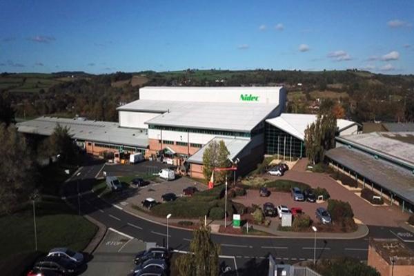 Gweinidog yn falch o weld cwmni Canolbarth Cymru yn tyfu