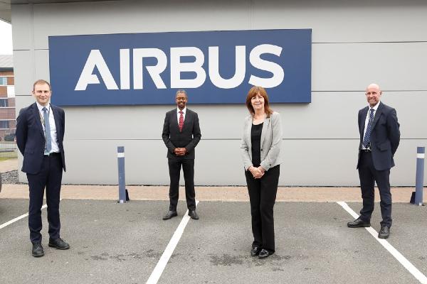 Dyfodol cryfach yn disgwyl economi’r Gogledd – Gweinidog yr Economi