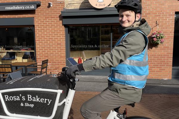 Llywodraeth Cymru'n parhau i gyllido cynlluniau e-feiciau llwyddiannus