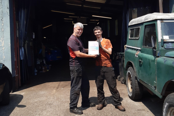 2 weithiwr garej yn dal gwobr