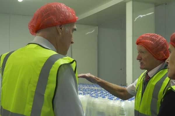 Prif Swyddog Meddygol Cymru, Syr Frank Atherton, yn Totally Welsh