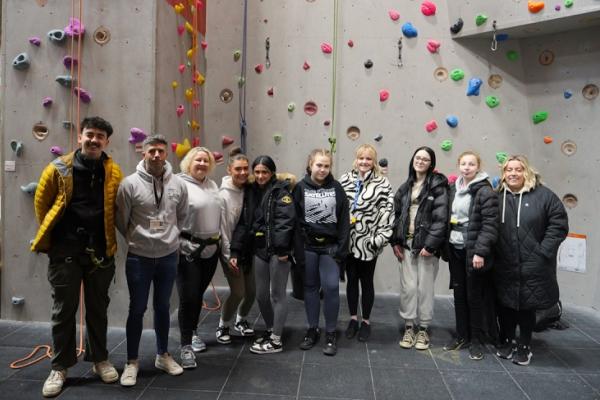 Grŵp gwaith ieuenctid o Flaenau Gwent yng Nghanolfan yr Uwchgynhadledd