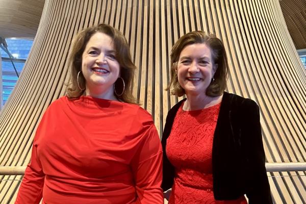 Y Prif Weinidog a Ruth Jones yng ngwobrau Dewi Sant