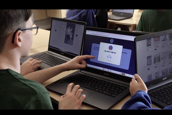 Plant sy'n defnyddio 'Darllen Co' ar gyfrifiadur.