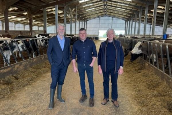 Huw Irranca-Davies yn ymweld a  fferm Castellior