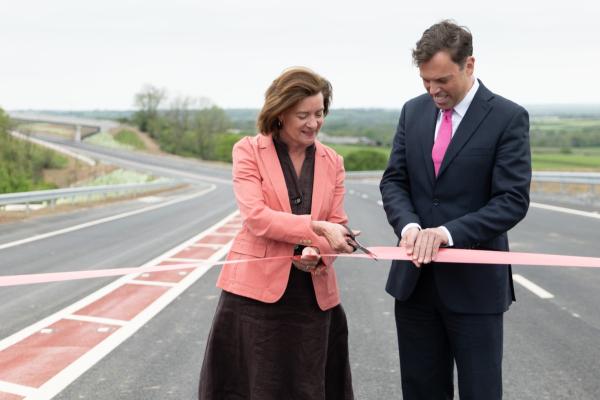 Prif Weinidog Cymru, Eluned Morgan ac Ysgrifennydd y Cabinet dros Drafnidiaeth a Gogledd Cymru, Ken Skates.