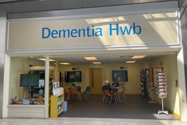 Llun yn dangos y tu allan i adeilad Hwb Dementia Abertawe.