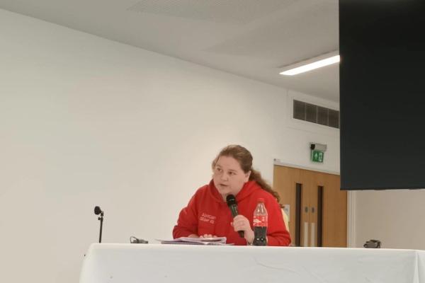 Person ifanc yn siarad yn Uwchgynhadledd Archwilio Diwygio Radical.