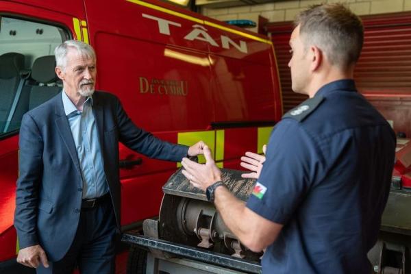 Dirprwy Brif Weinidog sydd â chyfrifoldeb dros Newid Hinsawdd a Materion Gwledig, Huw Irranca-Davies yn ymweld â diffoddwyr tân yng Ngwasanaeth Tân ac Achub De Cymru.