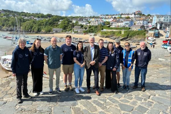 Dirprwy Brif Weinidog, Huw Irranca-Davies ar ymweliad â Chanolfan Bywyd Gwyllt Morol Bae Ceredigion yng Ngheinewydd.