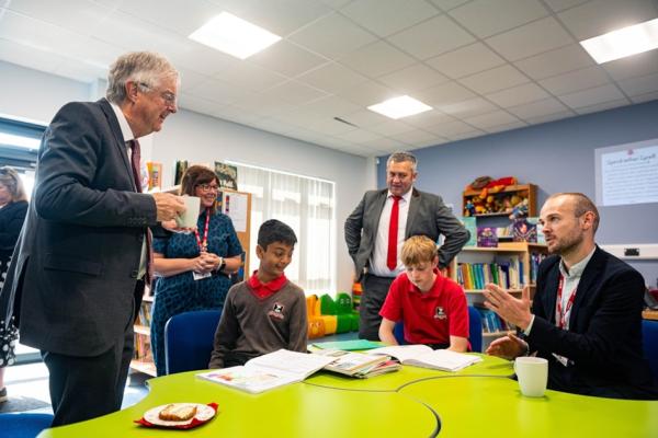 Y Gweinidog Iaith Gymraeg Mark Drakeford yn ymweld â Ysgol Henry Richard.