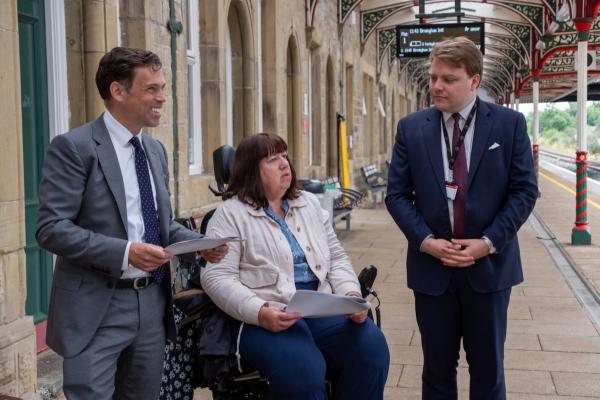 Cyfarfu'r Ysgrifennydd Cabinet Ken Skates ag aelodau o'r Panel Hygyrchedd a Chynhwysiant Trafnidiaeth Cymru ym Prosiect Porth Wrecsam.