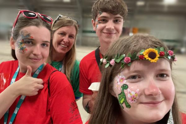 Ffion Scott a'i ffrindiau yng Ngŵyl Gofalwyr Ifanc 2025