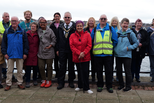 Llun o Dawn Boden, Gweinidog Plant ac Gofal Cymdeithasol, gyda grŵp o bobl hŷn.