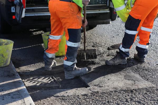 Trwsio ac atal dyllau.