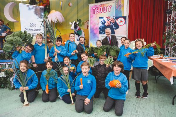 Mwynhaodd Huw Irranca-Davies, Dirprwy Brif Weinidog Cymru a Chyfarwyddwr Cabinet ar Newid Hinsawdd a Materion Gwledig, gwrdd â disgyblion Blwyddyn 5 a 6 o Ysgol Bro Penfro, Ysgol Casblaidd, a Ysgol Caer Elen yn y gweithdy Wythnos Hinsawdd Cymru.