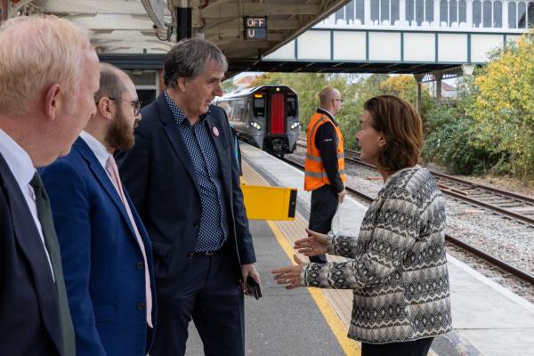 Prif Weinidog Eluned Morgan a Maer Rhanbarth Dinas Lerpwl Steve Rotheram yn orsaf Llandudno Junction ynghyd â chadeirydd Trafnidiaeth Cymru Vernon Everitt.