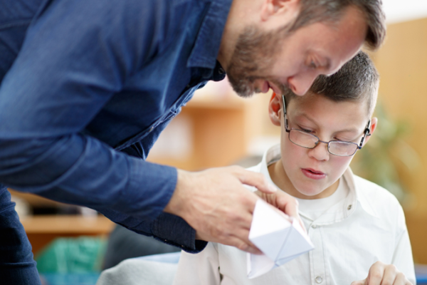 Mae’r athro a’r dysgwr yn archwilio gweithgareddau celf a chrefftau.