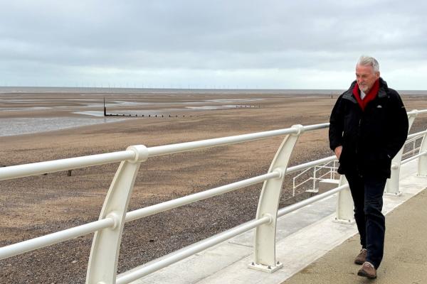 Dirprwy Brif Weinidog sydd â chyfrifoldeb dros Newid Hinsawdd, Huw Irranca-Davies yn ymweld a'r agoriad swyddogol.