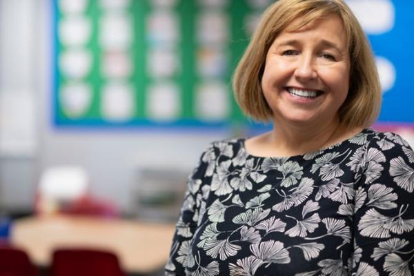 Mae Ysgrifennydd y Cabinet dros Addysg, Lynne Neagle.