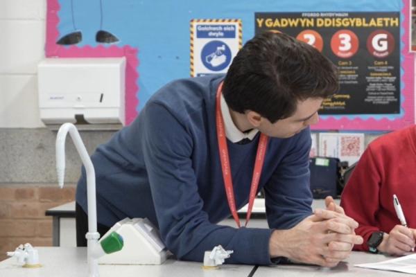 Michael Rees yn yr ystafell ddosbarth.