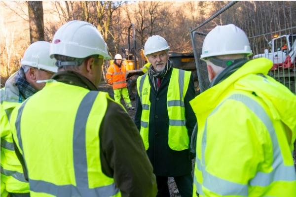 Y Dirprwy Brif Weinidog, Huw Irranca-Davies yn ymweld â chymuned Cwmtyleri.