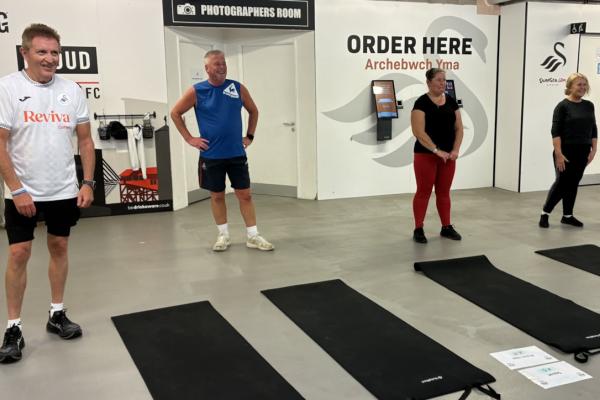 Llun o gylchedau cefnogwyr heini yng nghlwb pêl-droed Abertawe