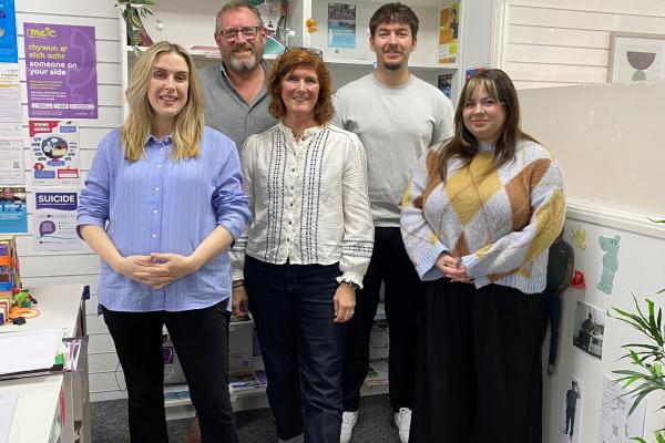 Llun o'r Gweinidog Iechyd Meddwl Sarah Murphy yn The Hangout yn y Barri