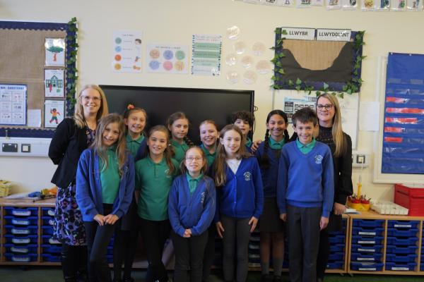 Staff ac dysgwyr Ysgol Gymraeg Caerffili.