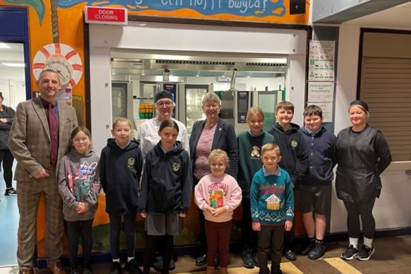 Ysgrifennydd y Cabinet dros Gyfiawnder Cymdeithasol, Jane Hutt, yn Ysgol Rhiw Syr Dafydd