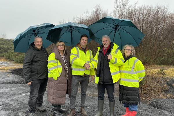 Dirprwy Brif Weinidog, Huw Irranca-Davies gyda Arweinydd Cyngor Torfaen, Cynghorydd Anthony Hunt.