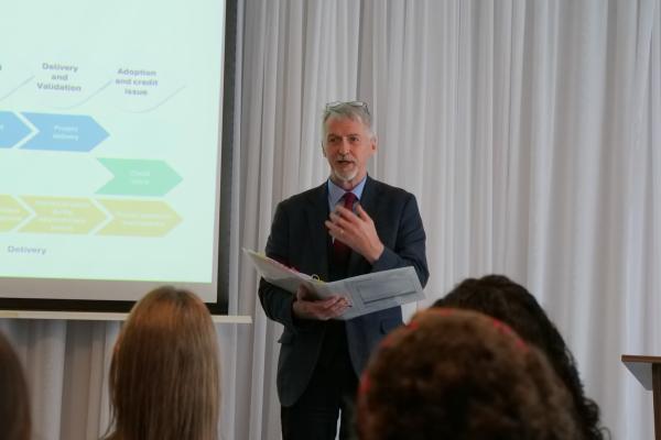 Dirprwy Brif Weinidog, Huw Irranca-Davies yn yr uwch-gynhadledd ar ddŵr.