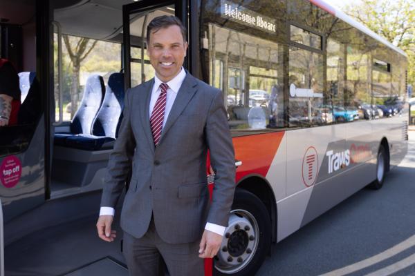 Ken Skates AS gan bws 