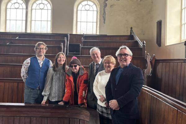 Ysgrifennydd y Cabinet dros Gyllid a'r Iaith Gymraeg gyda Chyfarwyddwyr Capel Rhondda Cyf yng Nghapel Rhondda