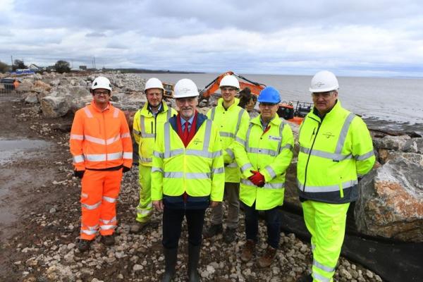 Y Dirprwy Brif Weinidog ac Ysgrifennydd y Cabinet dros Newid Hinsawdd a Materion Gwledig, Huw Irranca-Davies, yn ymweld â chynllun yn Rover Way yng Nghaerdydd.
