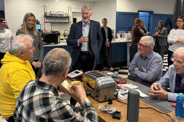 Y Dirprwy Brif Weinidog yn Lansio 'Fix-it-February' at caffi trwsio dros dro yng Nghaerdydd