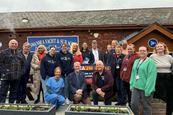 Dirprwy Brif Weinidog gyda chyfrifoldeb dros Newid Hinsawdd a Materion Gwledig, Huw Irranca-Davies yn ymweld â digwyddiad Cryfach ar y Môr yn Abertawe.